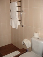 Hotel Gala Plaza::Bathrooms in Standards
