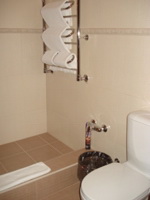 Hotel Gala Plaza::Bathrooms in Standards